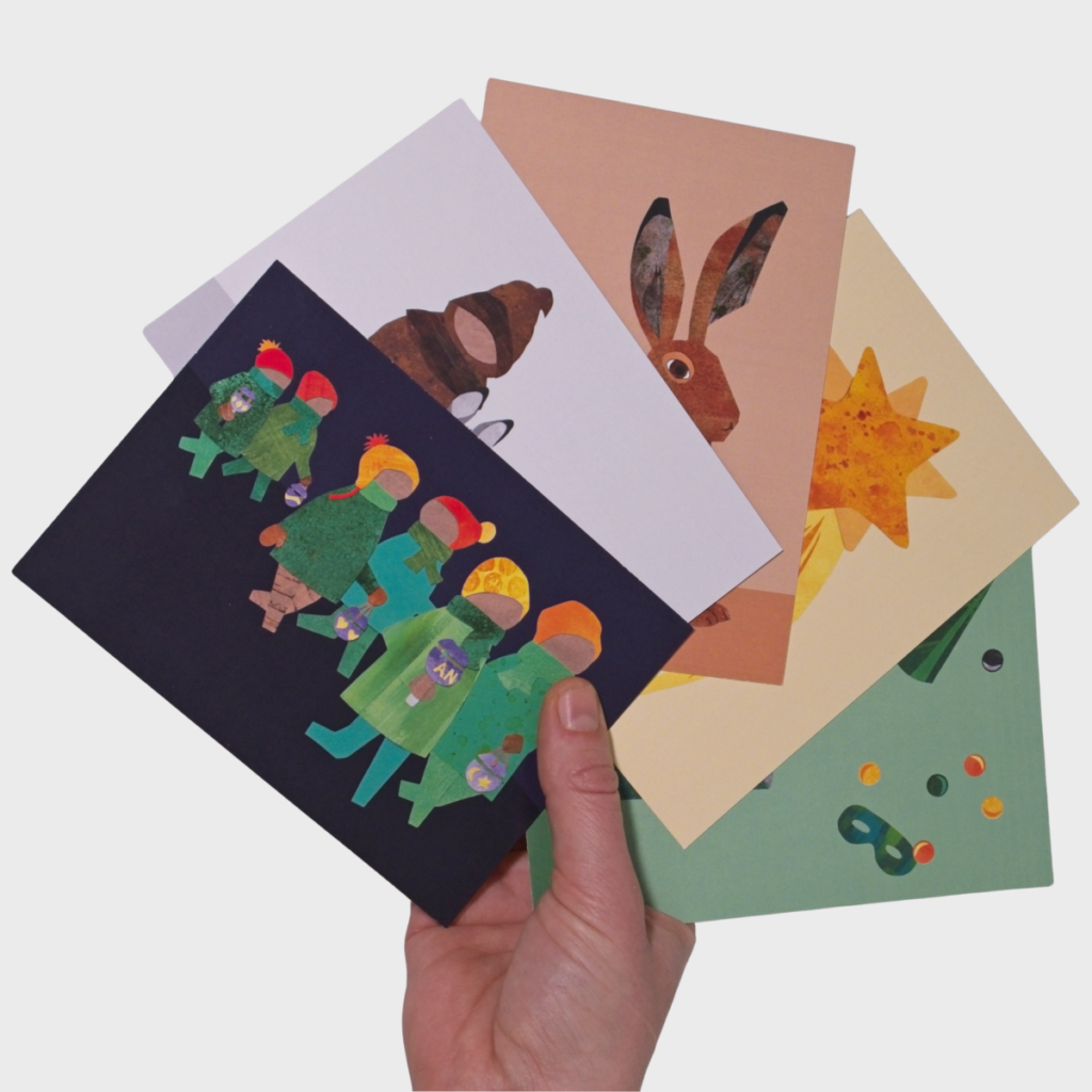 Hand hält Postkartenset zu Schweizer Traditionen wie Räbeliechtli und Samichlaus von Lernen mit Frau Tulpe.